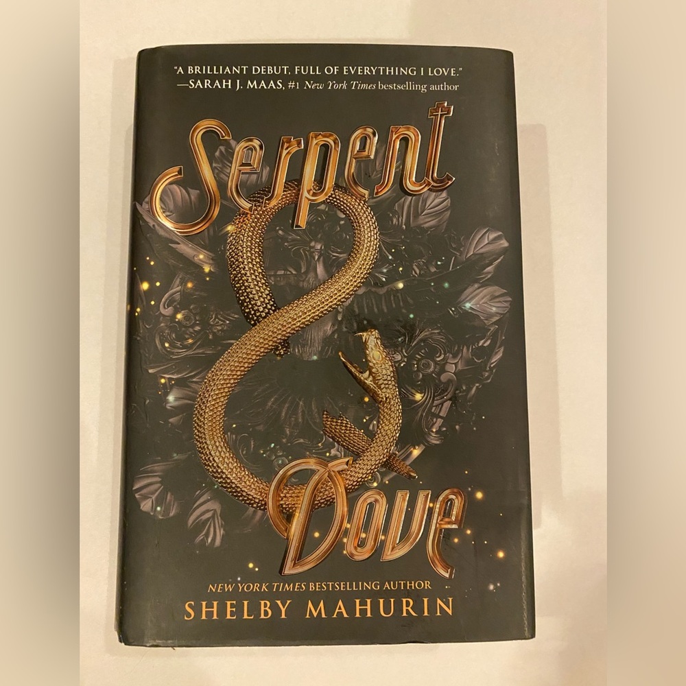 📚 Serpent & Dove by Shelby Mahurin